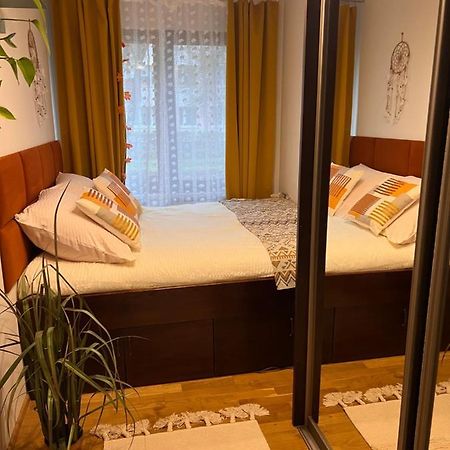 Yellow Apartment Airport Galeria Mokotow Netflix Warsaw Exterior photo