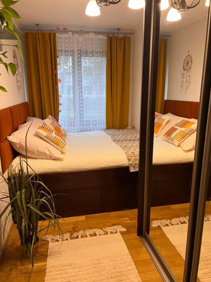 Yellow Apartment Airport Galeria Mokotow Netflix Warsaw Exterior photo