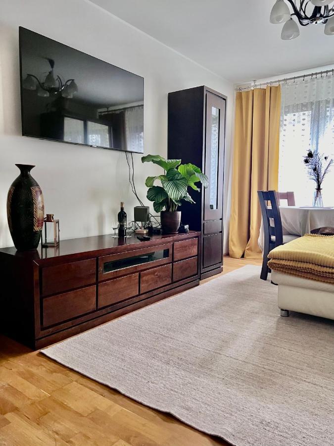Yellow Apartment Airport Galeria Mokotow Netflix Warsaw Exterior photo